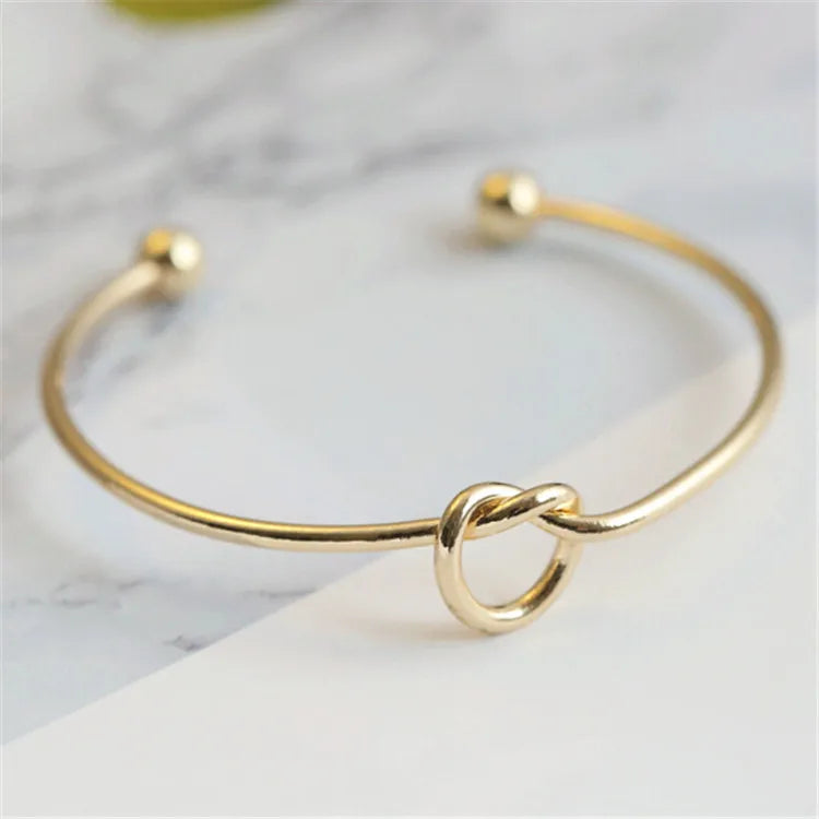 Dainty Amber Shine Bracelet Golden Closeup