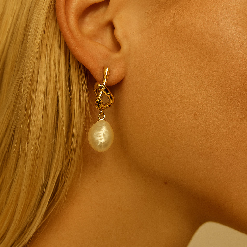 Damesoorbellen parel – goudkleurige druppeloorbellen – elegante minimalistische stijl