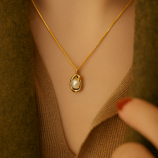 Golden Glow Parel Hanger – Elegante Gouden Ketting met Natuurparel