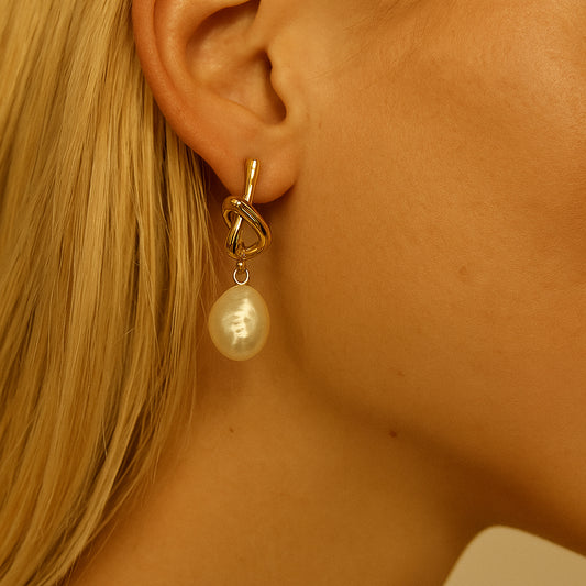 Damesoorbellen parel – goudkleurige druppeloorbellen – elegante minimalistische stijl