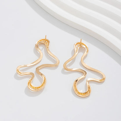 Elegance Curve Stud Earrings Close Golden