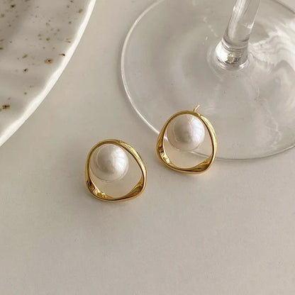 Elegant Orbit Pearl Stud Earrings Close