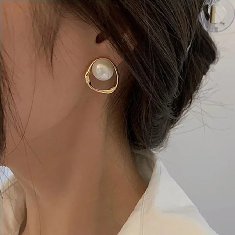 Elegant Orbit Pearl Stud Earrings Woman