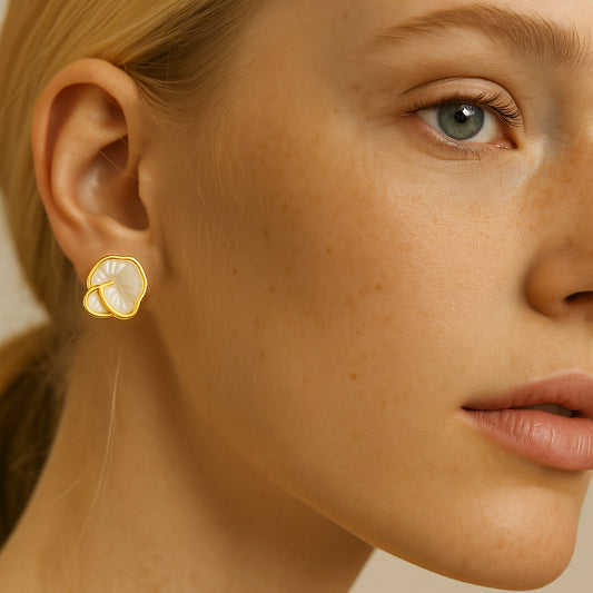 Dames oorstekers – bloemvormig – parelmoer witte petalen – gouden rand – romantisch design