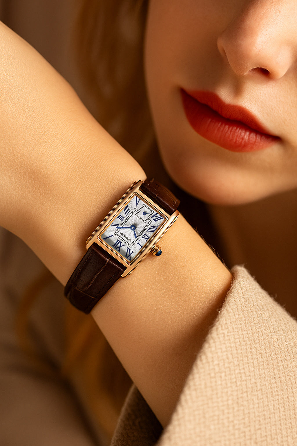 Stijlvol dameshorloge – rechthoekig design – gouden kast & bruine leren band Hand